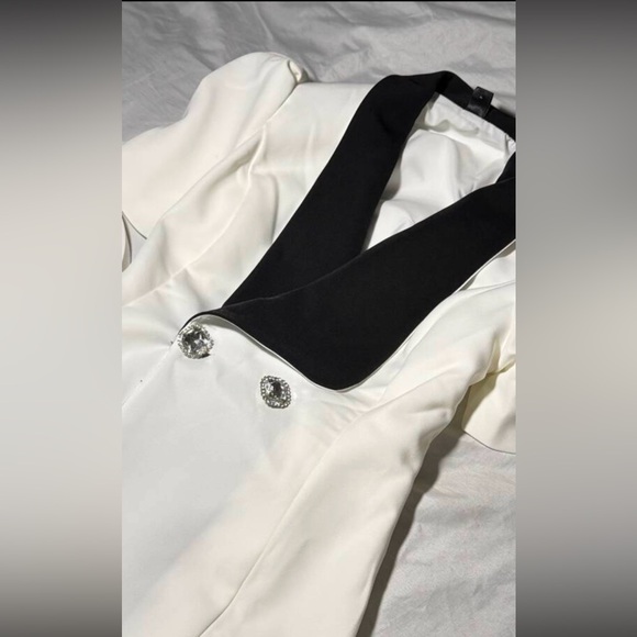 Elegant White Dress with Black Accent - Picture 2 of 4